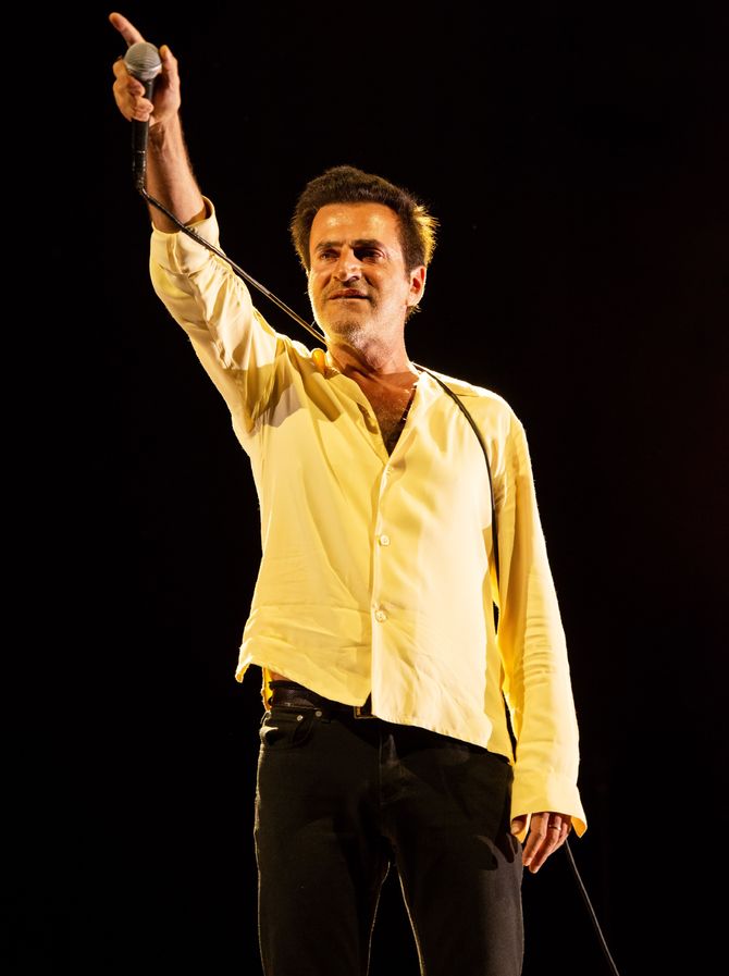 Yıldız parıltısı, cüzdanın ağırlığı arasında sıkışmış bir hayat