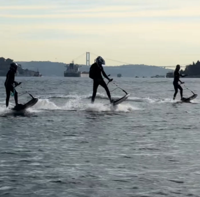 Enerjik kalmak için mücadele eden güzel model