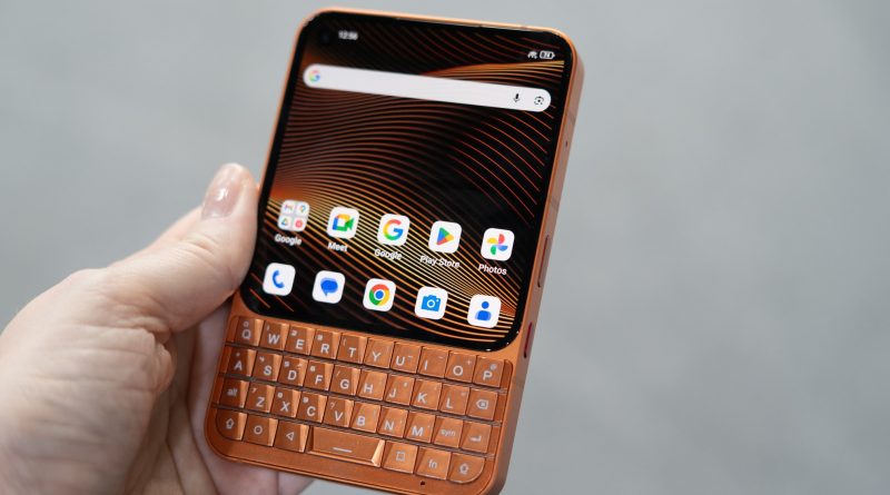 Klavye geri döndü, tasarım nostaljik, fütüristik dokunuşlar var