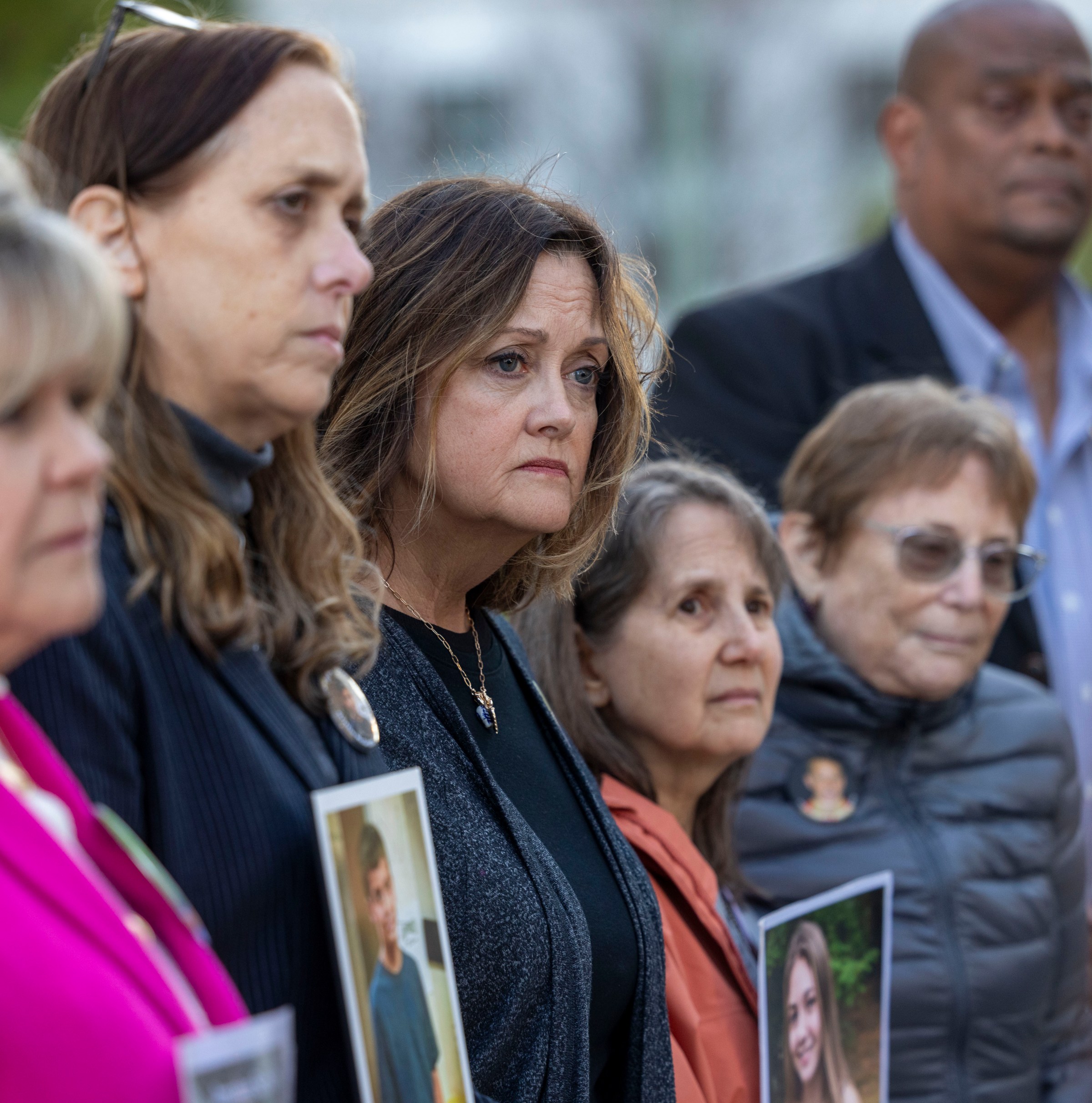 Hüzünlü bakışlar, hesap sorma arzusu, derin bir kırgınlık