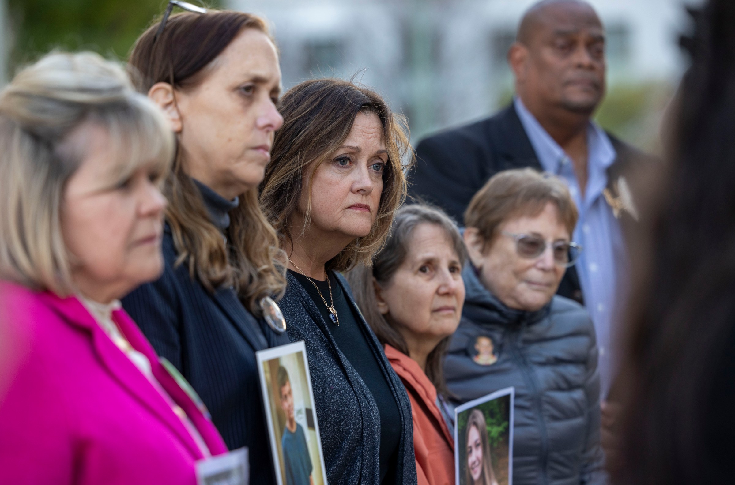 Hüzünlü bakışlar, hesap sorma arzusu, yürek yangını