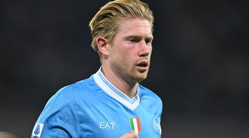 Gülümsemesiyle Napoli'ye dönüşün coşkusunu yansıtıyor