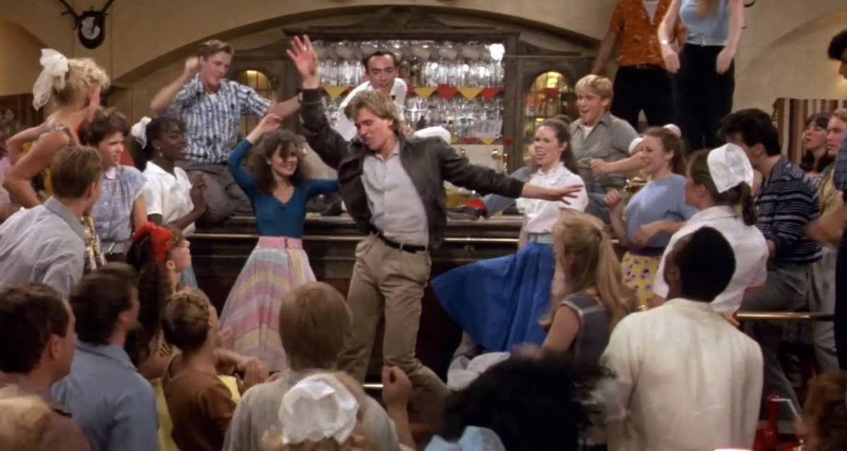 Eski komedi efsanesi geri döndü, kahkaha garantili!