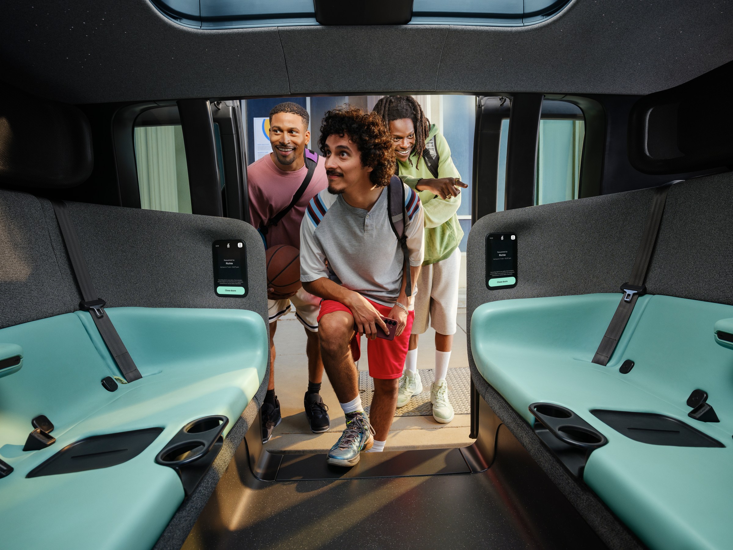 Geleceğin şehirlerini taşıyacak sürüksüz taksiler yollara düşüyor