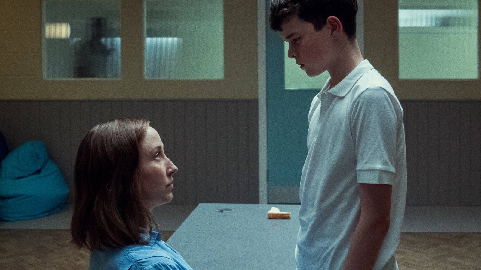 Karanlık ekranlar, genç erkekler, sarsıcı gerçekler, rahatsız edici bir bakış