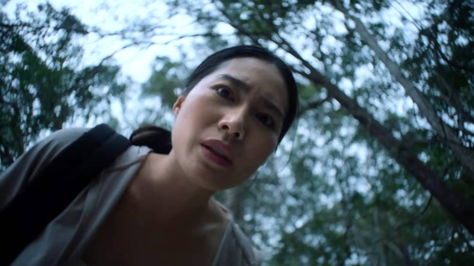 Karanlık orman, yalnızlık ve tüyler ürpertici bir bakış