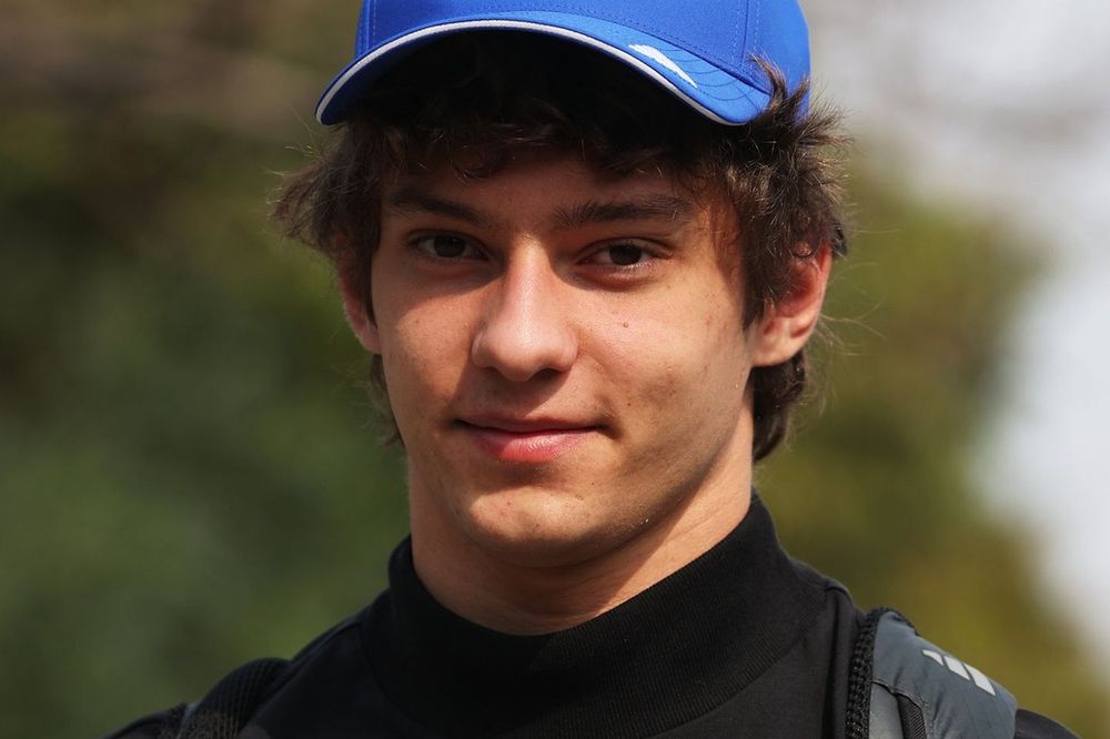 Genç yıldız parladı, patron gururla gülümsedi