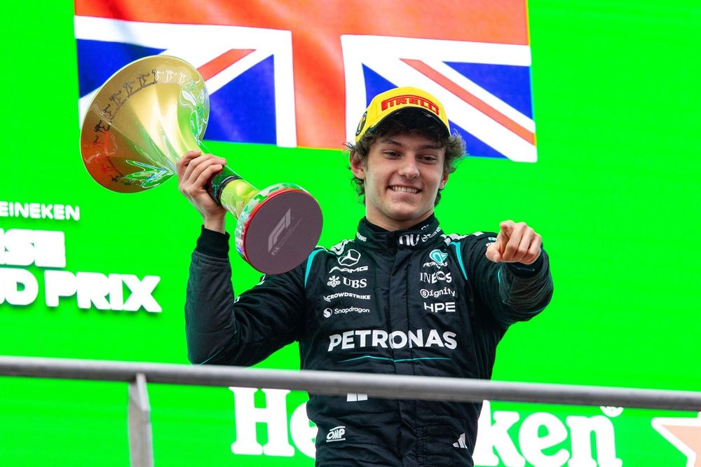 Genç pilotun zaferi, sunucunun komik karışıklığıyla renklendi