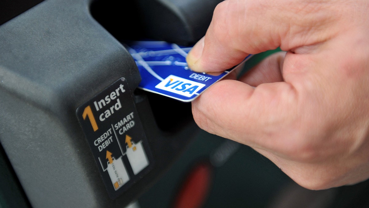 Kötü amaçlı yazılım ATM'yi ele geçiriyor, para çekiliyor