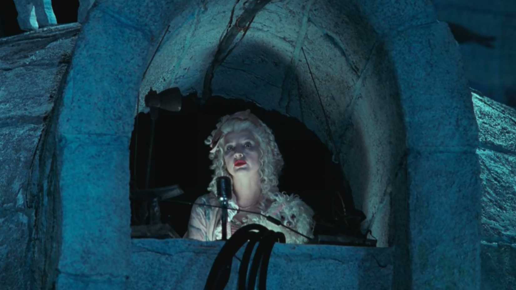 Tuhaf, unutulmaz bir kötü adam; sadece bir anlık