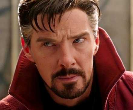 Kızıl Cadı tahtta, büyücülük evrenine hükmediyor