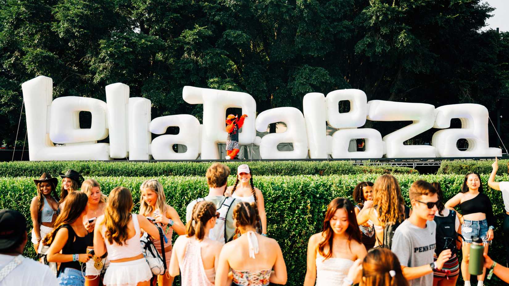 Enerji dolu sahne, müzik ritmi, unutulmaz anılar