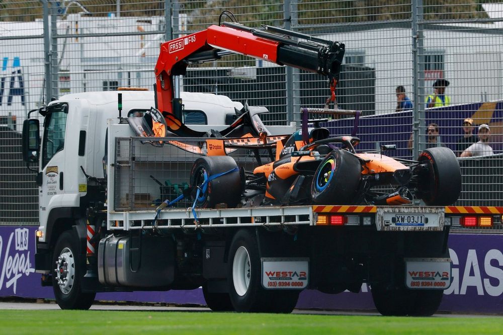 Minik McLaren'ler piste indi, kahkahalarla kaza tekrarlandı