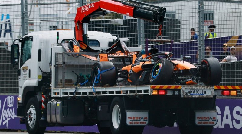 Minik McLaren'ler piste düşüşü canlandırdı, kahkahalarla karıştı