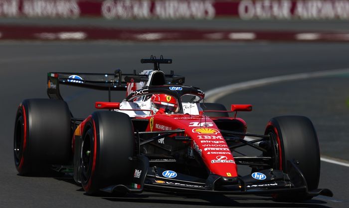 Leclerc Melbourne'de zirvede, Ferrari damgası vuruyor