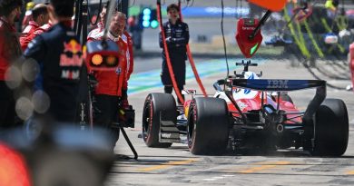 Dönen kanat kısa sürdü, pistte dikkatleri topladı