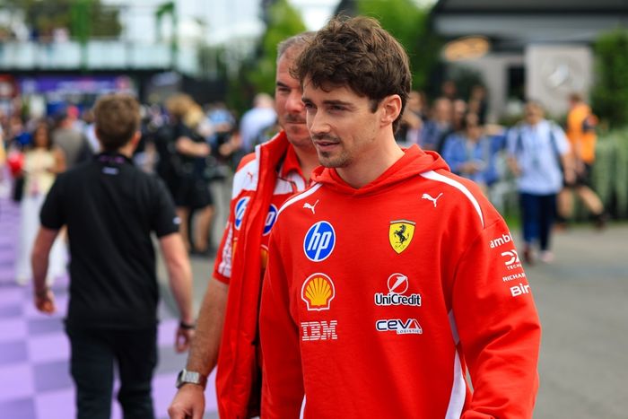Leclerc zirvede, Melbourne pisti Ferrari'nin!