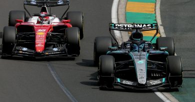 Kırmızı at yarışı, pistte yükseliş rüzgarı esti