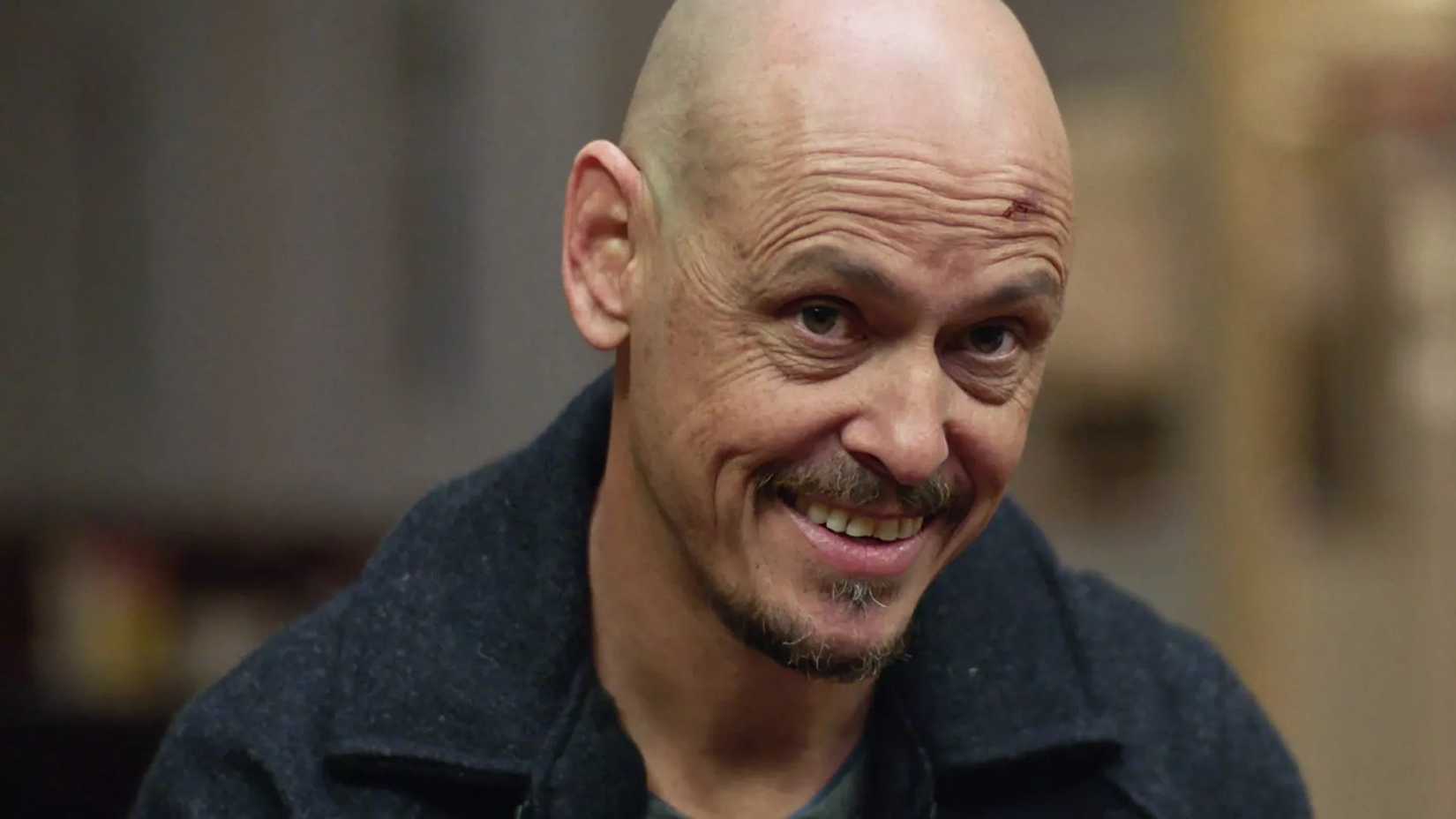 Sokakların derinliklerinde, karanlık sırlar ve tehlike kol geziyor