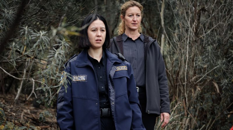 Karanlık mizah, kasaba dedikodusu, Avustralya suç draması