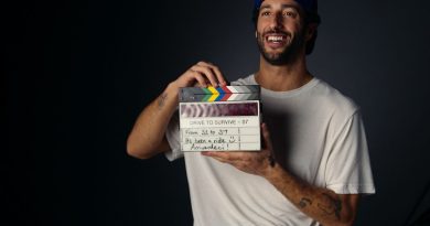 Mizahla gülümseme, spikerin memlere cevabı tam gaz!