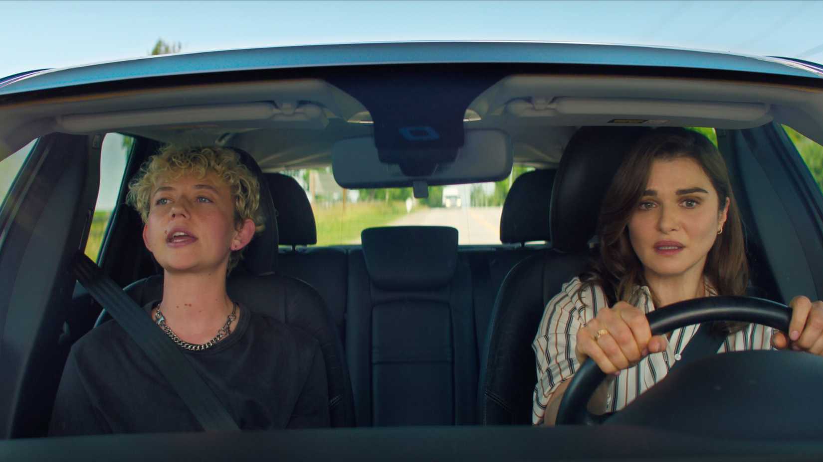 Weisz'in performansı dikkat çekiyor, hikaye beklenmedik dönüşlerle ilerliyor