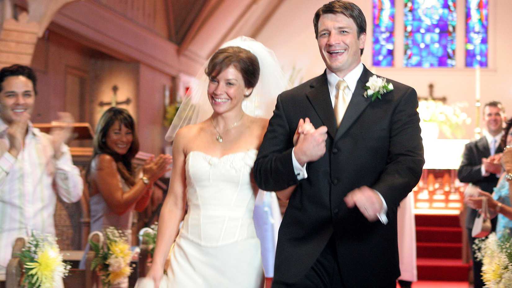 Geçmişte polis üniforması giymiş, yıldızını parlatmış bir aktör