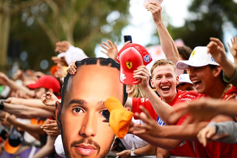 Russell pole pozisyonu aldı, Melbourne'de heyecan dorukta!