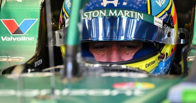 Endişe yüzünden belli, Alonso'nun bakışları derin sorular soruyor