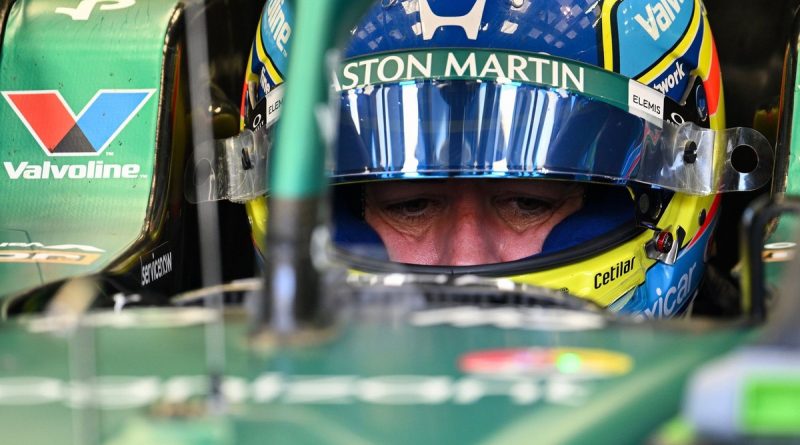 Endişe yüzünden belli, Alonso'nun bakışları derin sorular soruyor