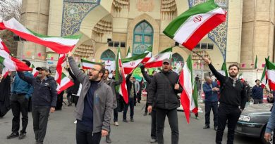 Karanlık bulutlar gökyüzünde, gerilim dorukta