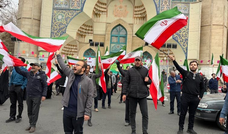 Karanlık bulutlar gökyüzünde, gerilim dorukta
