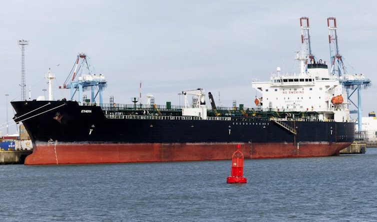 Deniz trafiği azalıyor, gölge filolar yükseliyor