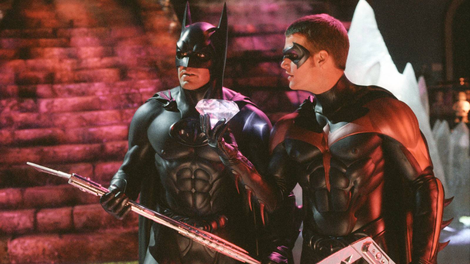 Neon renkler, gotik estetik, çizgi roman ruhu bir araya geldi