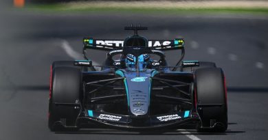 Russell önde, Verstappen zorlu anlar yaşadı