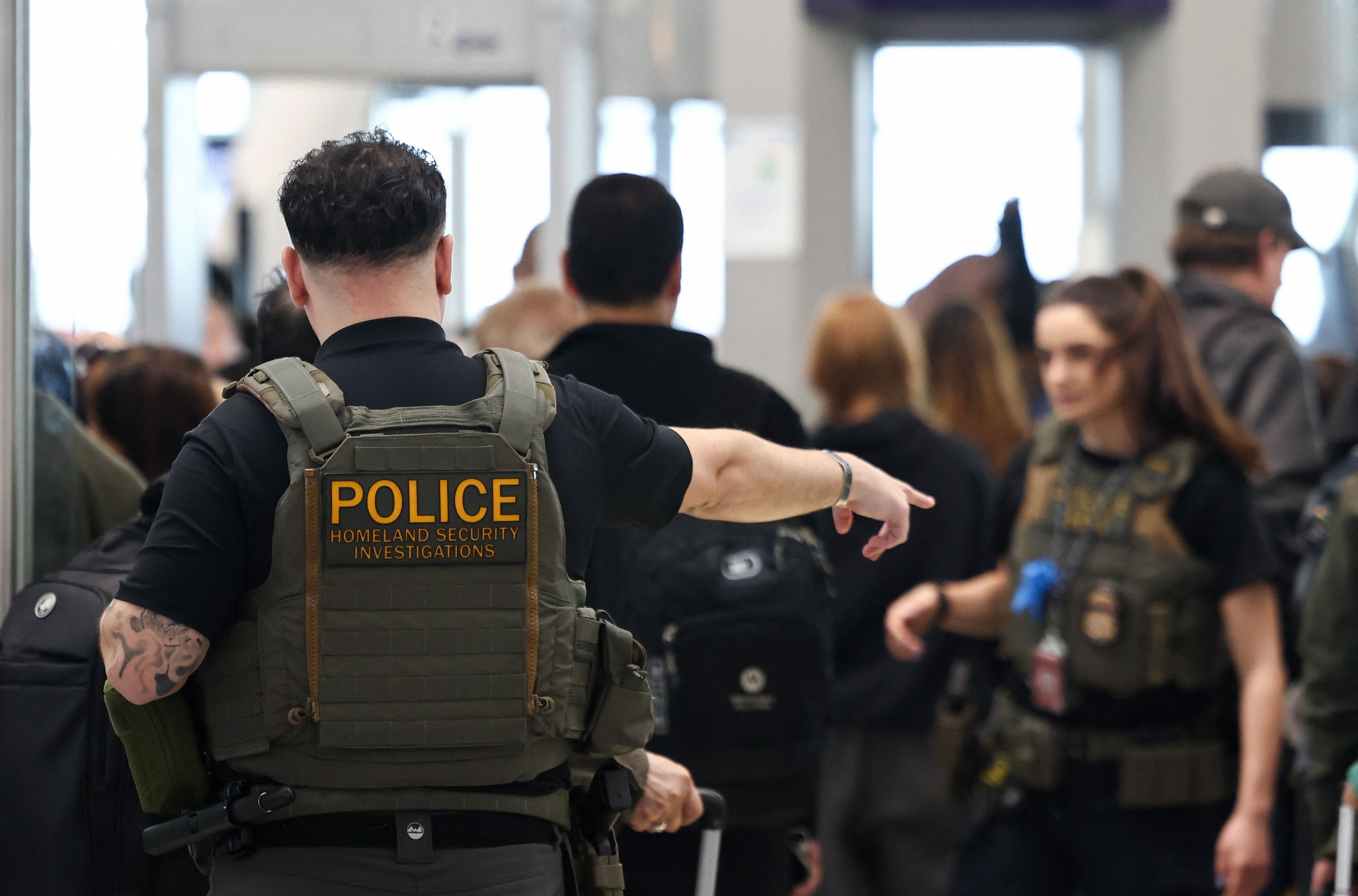 Gergin bekleyiş, belirsizlik, güvenlik mi kontrol mü?