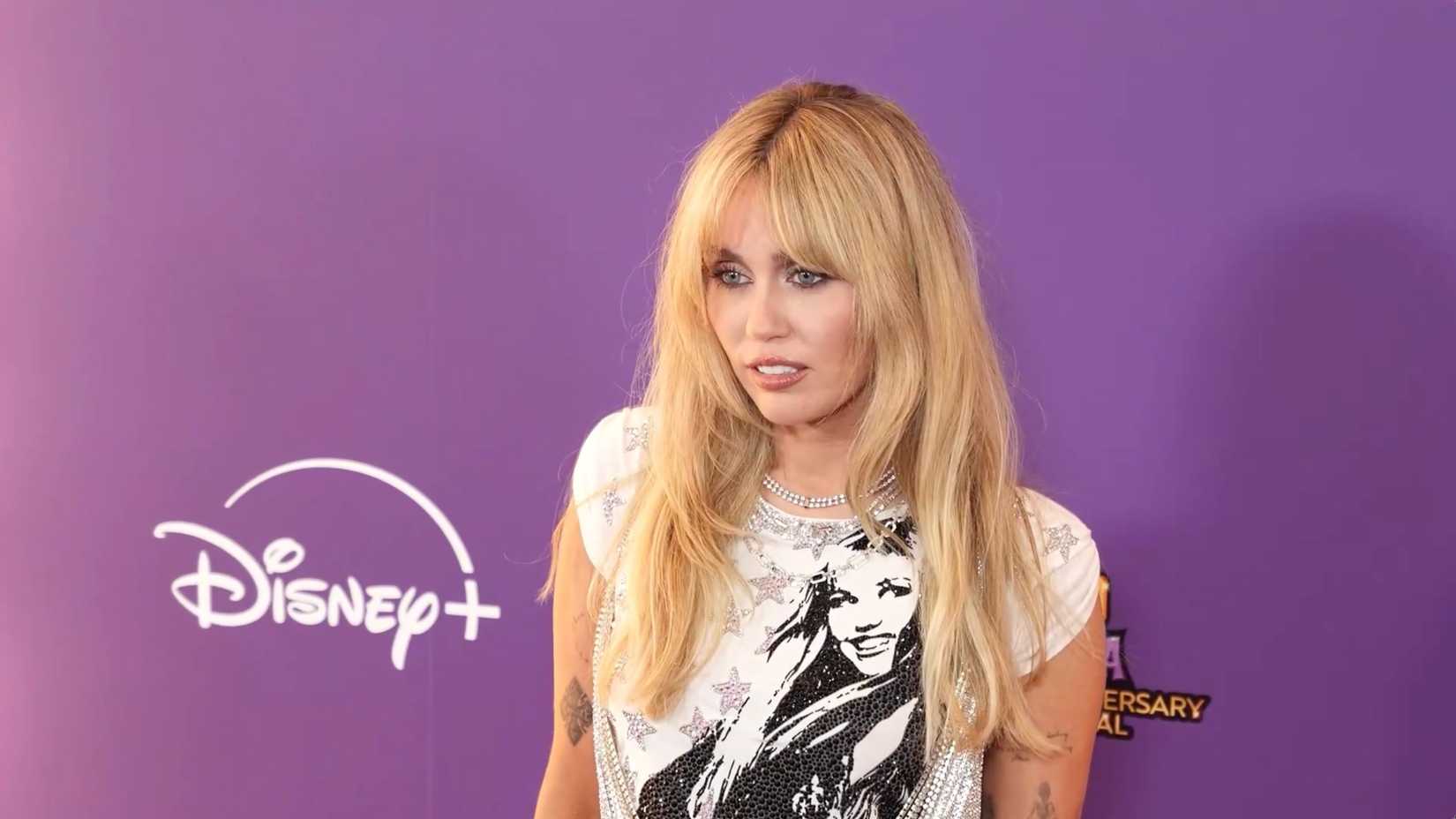 Sahne ışıkları, nostalji ve Miley'in samimi sesi