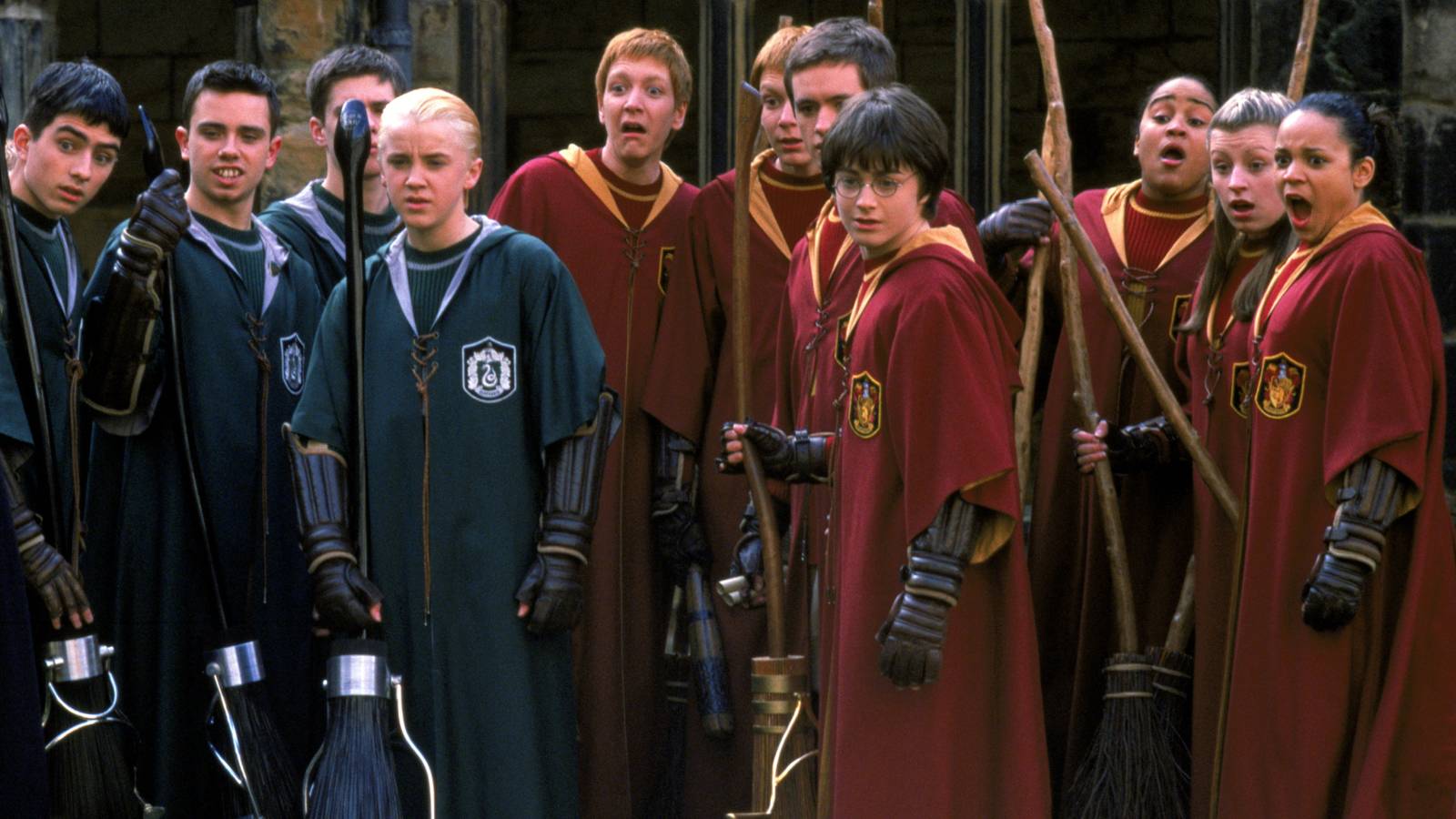 Quidditch formasıyla Harry, kitaplardaki detaylara meydan okuyor