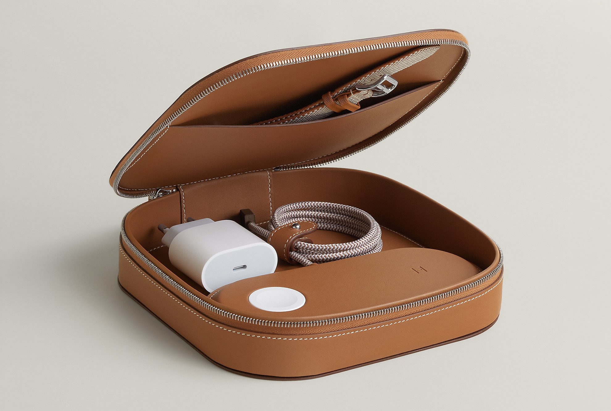 Cüzdan yakıyor, lüks şarj ediyor, Apple ile aşk yaşıyor