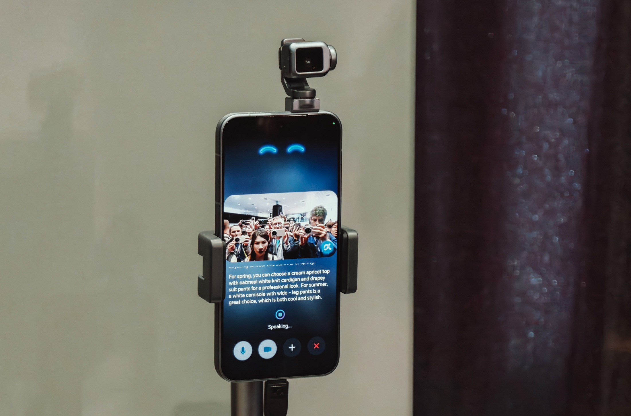 Dans eden robot eşliğinde fütüristik akıllı telefon deneyimi