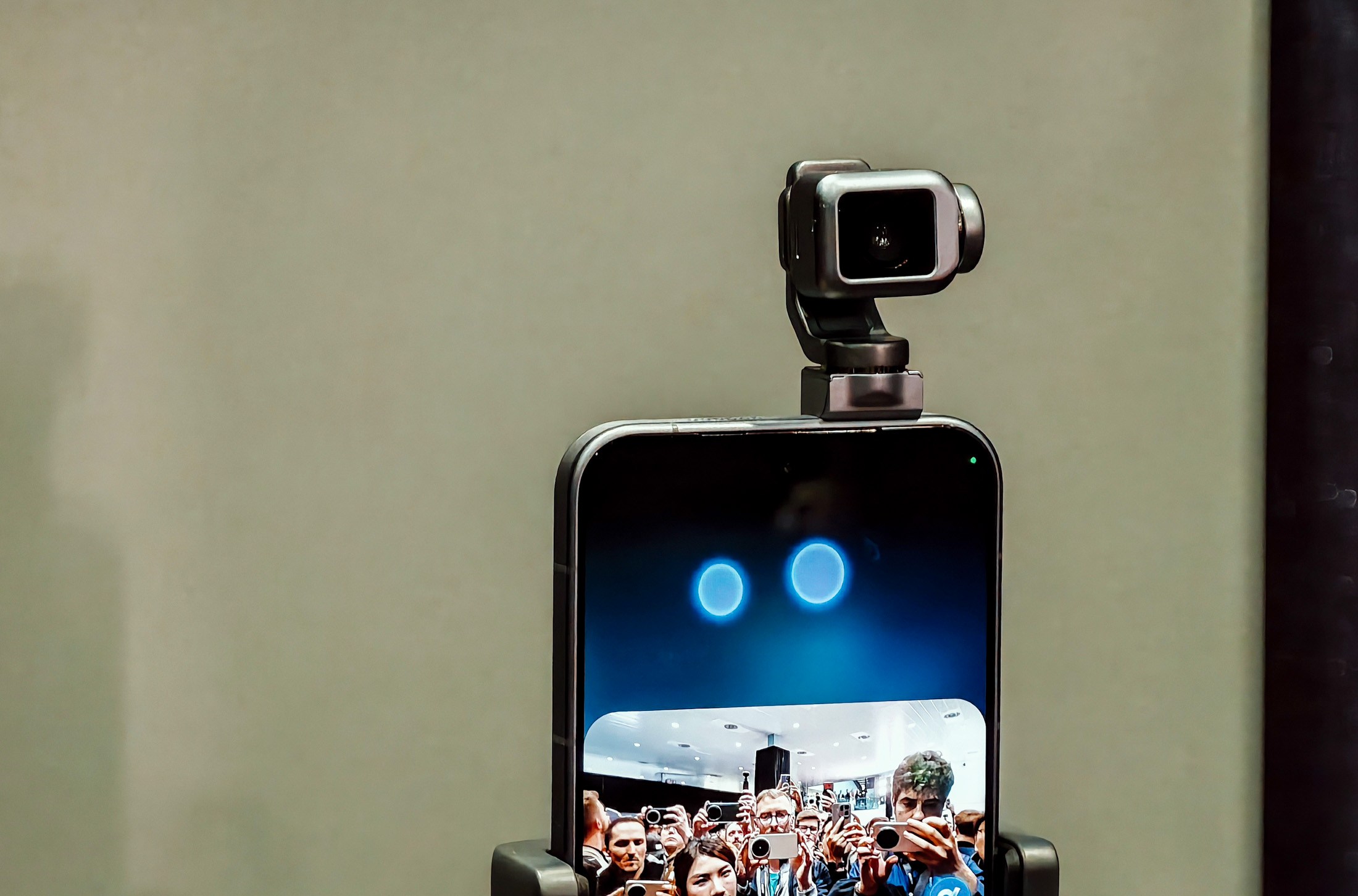 Dans eden robotla tanışın, geleceğin telefonu burada!