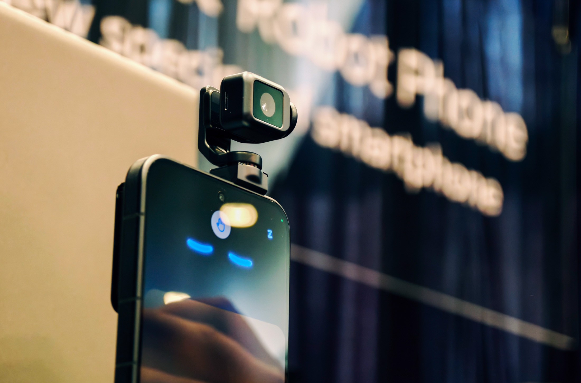 Dans eden robot eşliğinde geleceğin akıllı telefonu