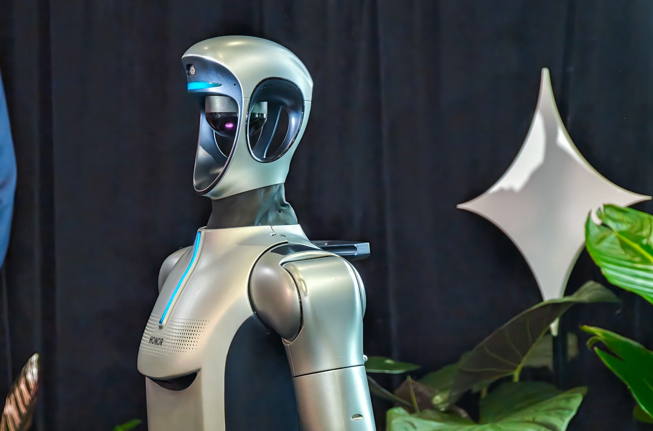 Dans eden robotla buluşan geleceğin akıllı telefonu