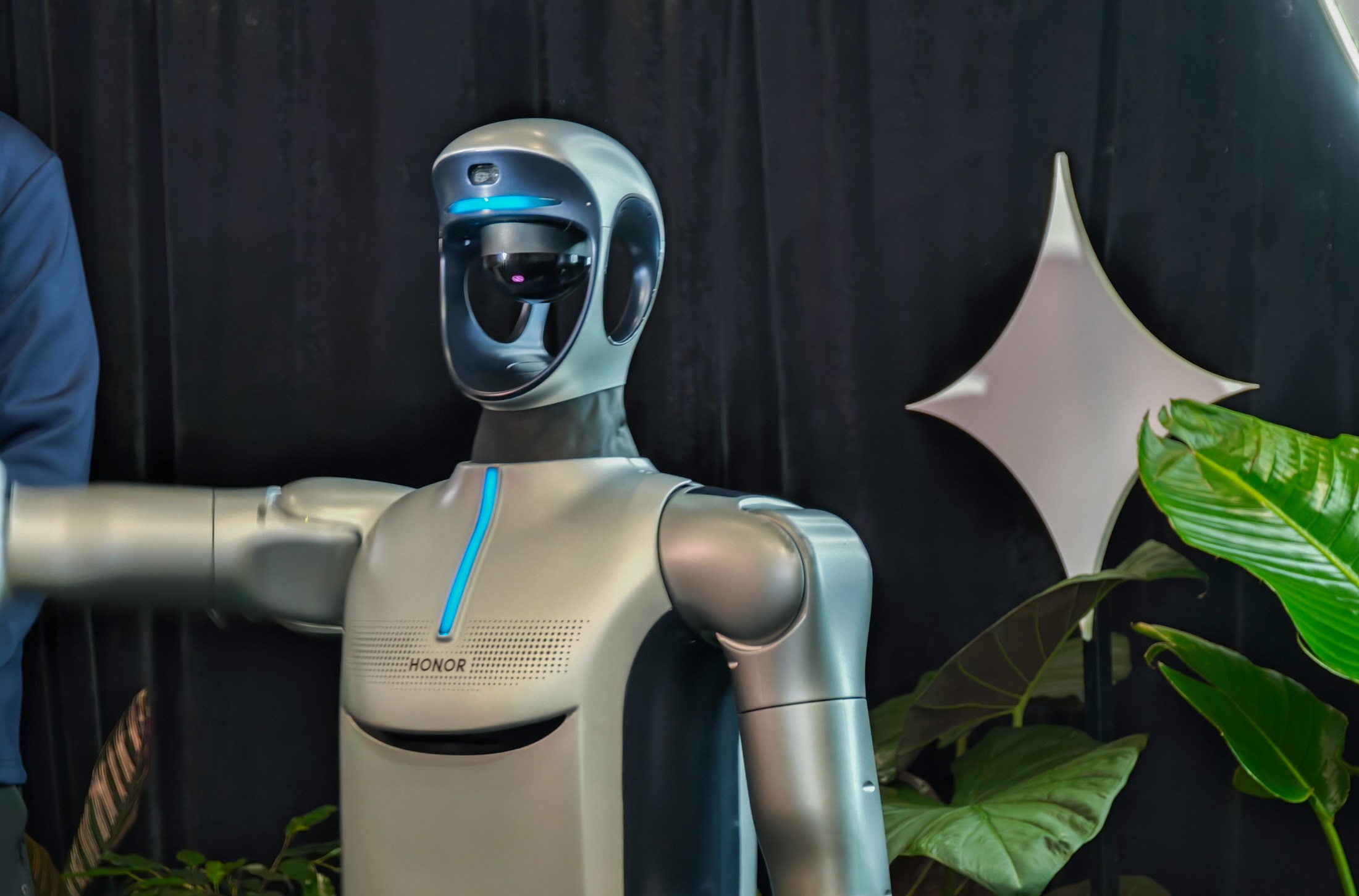 Dans eden robot eşliğinde geleceğin akıllı telefonu