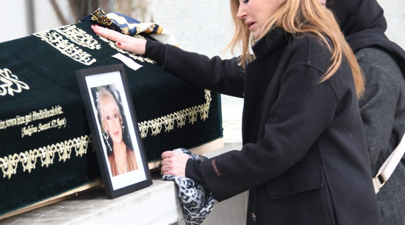 Kederi paylaşan sanat camiası, vedaya katıldı