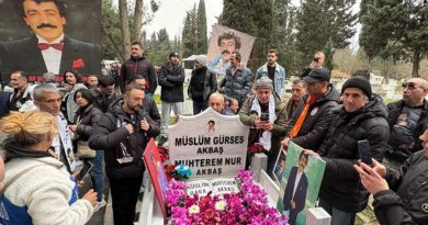 Hüzünlü anılar, dualar yükseldi mezara