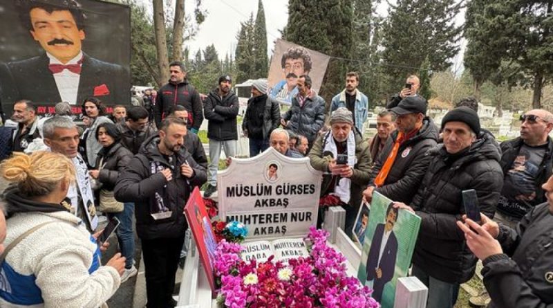 Hüzünlü anılar, dualar yükseldi mezara