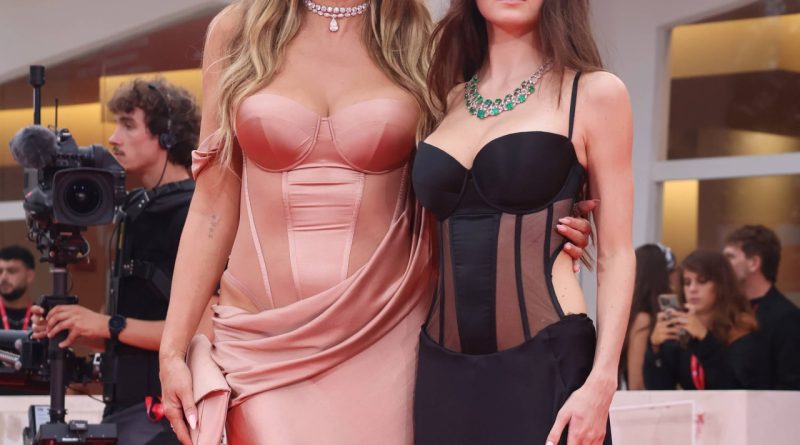 Yine tartışma başlattılar, bakışlar üzerlerinde