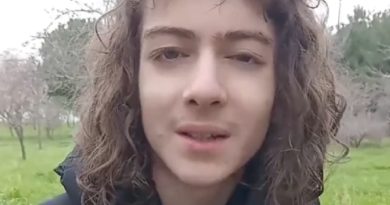 Derin düşüncelere daldıran genç, yeni bir başlangıç yapıyor