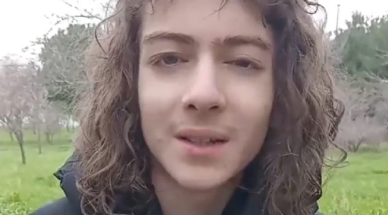 Derin düşüncelere daldıran genç, yeni bir başlangıç yapıyor